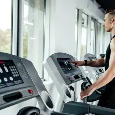 Czy robić cardio po treningu siłowym? Odkryj, co może zaszkodzić wynikom