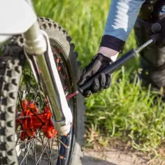Jak napompować rower na stacji - uniknij problemów z ciśnieniem